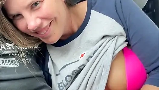 Lisa Brooks park yerinde sert yarağı okşuyor