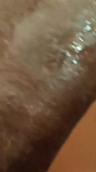 Siyah adam karısı yarağını emerken boşalmamaya çalış meydan okumasıyla oynuyor, başarısız oldu ve ağzına boşalıyor | Klip 1