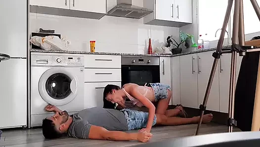 Büyük yaraklı porno oyuncusu Nick Moreno porno yıldızı Gina Ferocious ile amatör sikişiyor