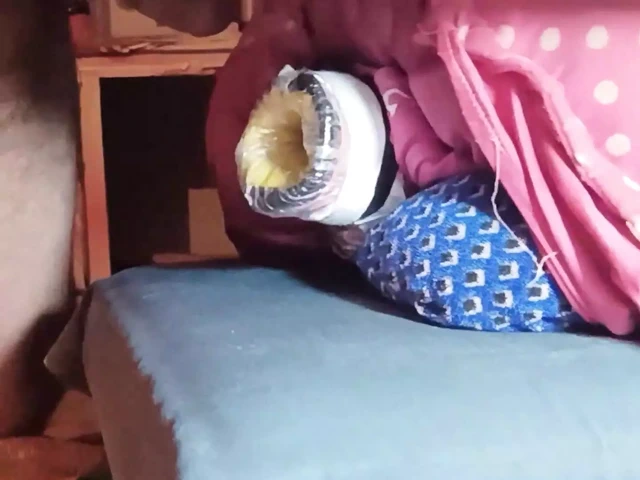 Oyuncağımın vajinasını sikiyorum ve sert boşalıyorum