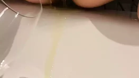 Alex bir bardağa işiyor