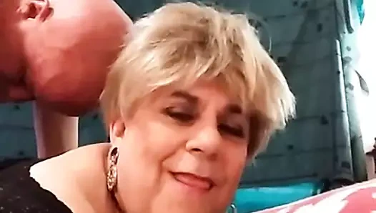 Evonn selfie çubuğunu tutarken sikini indiriyor