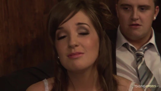 Azgın gelin aynı anda iki adamla sikişmeyi umursamıyor