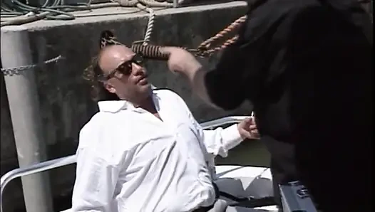 Kızıl saçlı kız üçlü grup seks nostaljik yarak emiyor