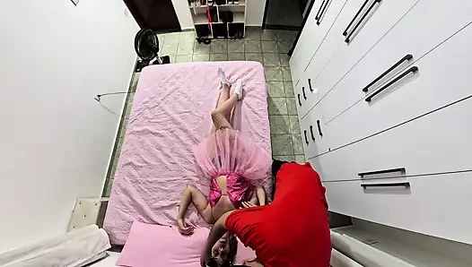 Üvey baba karnaval kostümünü çıkarıyor ve ağzına boşalıyor.