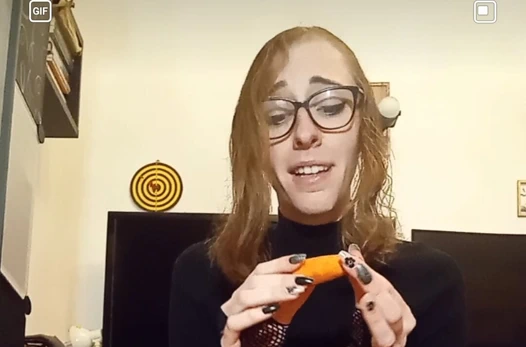 Küçük bir yarağın var!