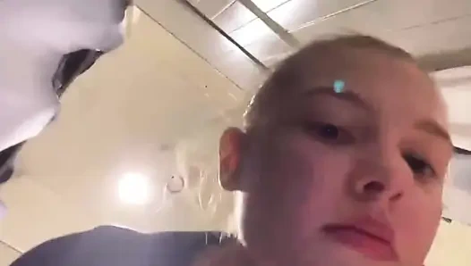 Alışveriş merkezinde göt deliğimi parmaklıyorum yakın çekim