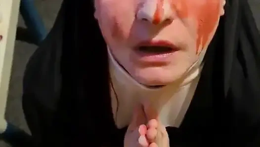 Rahibenin yüzüne boşalıyor