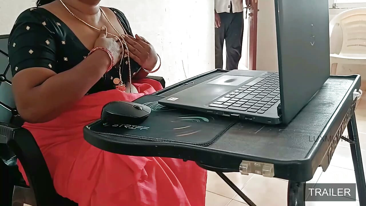 Üvey erkek kardeşim çevrimiçi görüşme sırasında beni sikiyor