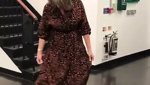 Sıcak sarışın milf yürüyüşler alay