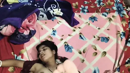 Yeni evli karı koca Hintli köyde sikişiyor