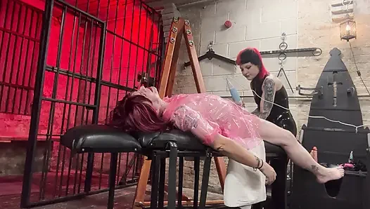 Kadın kılıklı hizmetçinin ilk anal eğitimi - pinky'nin sıkı küçük deliğini esnetiyor