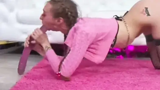 Breezy Bri domalarak sikilirken dildo emiyor!