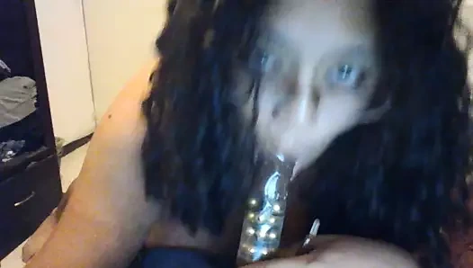 Yazmin gorda puta mamando dildo