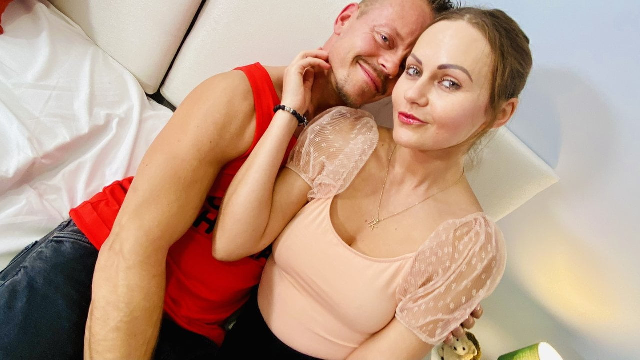 Esmer İngiliz porno yıldızı Tina Kay bakireyle sikişiyor - randevu arkadaşı