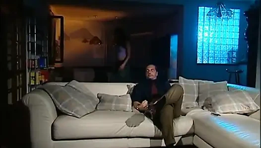 Güzel siyah saçlı bebek götte yarak ağzına boşalmayı seviyor