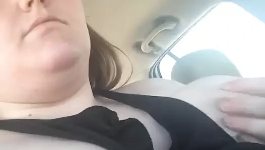 Göğüslerim dışarıdayken ilk kez araba kullanıyorum