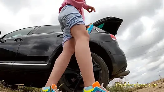 Hipster kız bacaklarıyla işiyor açık havada açıldı
