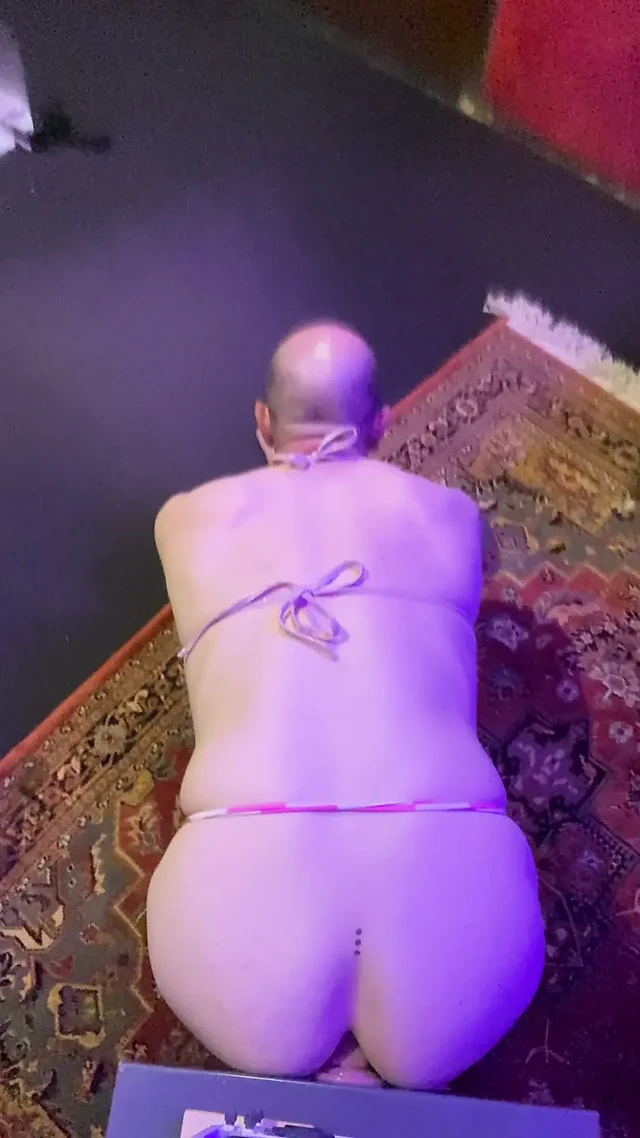 Sissy orospu, kız olmak ve daddy top'un beni sahiplenmesi takıntısıyla dildoyu tam bir dibe inen gibi sikiyor