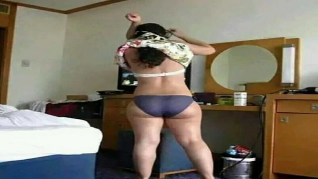 Azgın Hint milf sert adım oğlun arkadaşı yourpriyanka784 becerdin tam hikaye Hintçe ses desi Hint milf