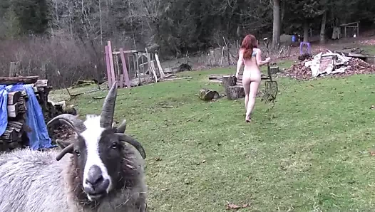 Kötü lezbiyen cadı ülke arazisinde çalışan kadın kölelerine işkence ediyor