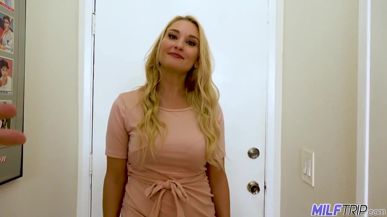 Milftrip Big Booty MILF Julia Robbie Gets Facialed by Huge Spunk