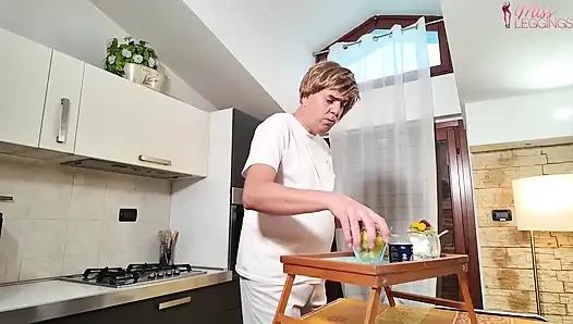 Kafası karışmış üvey anne sonradan kahvaltısını yatakta getiren hizmetçi değil, bakire üvey oğlunun getirdiğini anlar