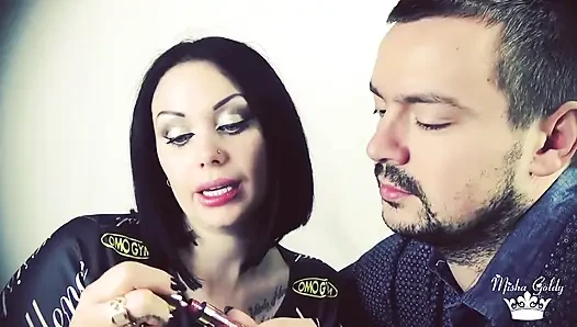 Alex'i kırmızı parlak rujla kapatıyor ve yüzünü öpüyor!