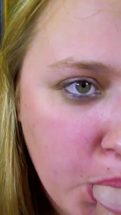 İri göğüslü sevimli sarışın üniversiteli kız Tara vahşi gırtlağına kadar alırken büyük göğüslerini sektiriyor! | Klip 2