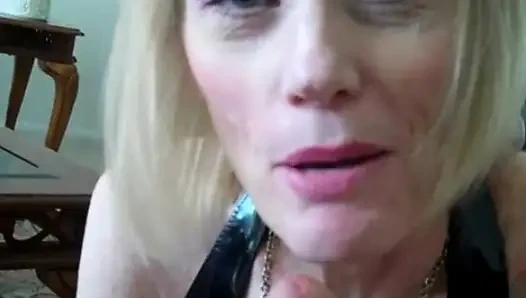 Melanie kocasına oyununu izletiyor