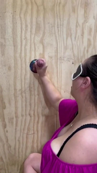 Незабываемый момент из "Отвел мачеху к глорихолу, чтобы отсосать незнакомцу"