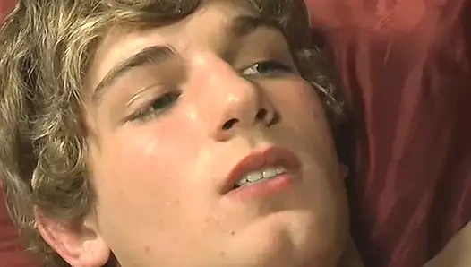 Twink josh vonn büyük yaraklı bir arkadaşına bayılıyor ve sakso çekiyor