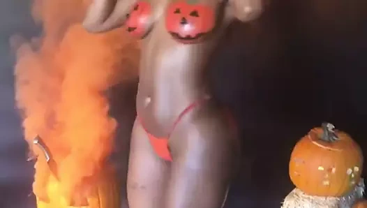 Mutlu cadılar bayramı güzel abanoz titriyor (ses yok)