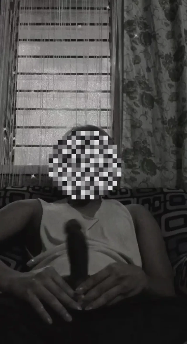 Öğrenci tek başına mastürbasyon yapıyor