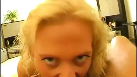Sarışın milf biraz gürültü yapmak
