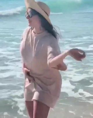 Sahilde göbek dansı