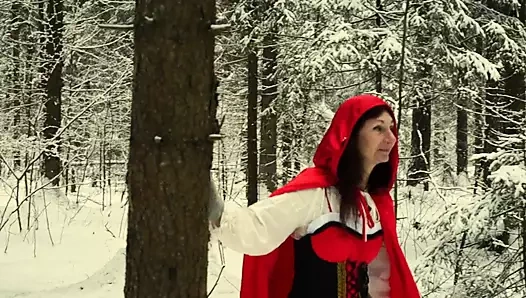 Kar yağışlı ormanda kızıl kapüşonlu