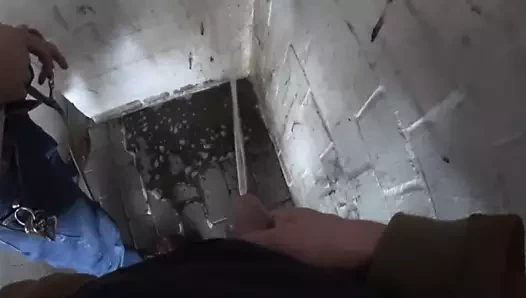 Garajda pissing iki arkadaş