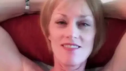 Olgun kadının emmesine izin veriyor