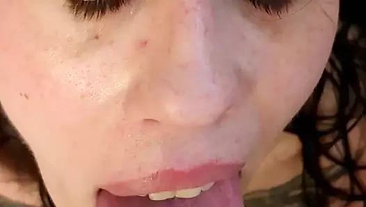 Onu siktim ve memelerinin her yerine boş verdim.