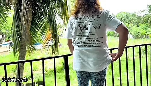 Endonezyalı sahte emlakçı, annemin arkadaşı, onun tüylü vajinasını çalılıklara sıçrayana kadar seviştim