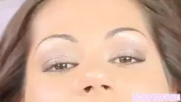 Sıska bebek parmaklar ona sıkı kedi