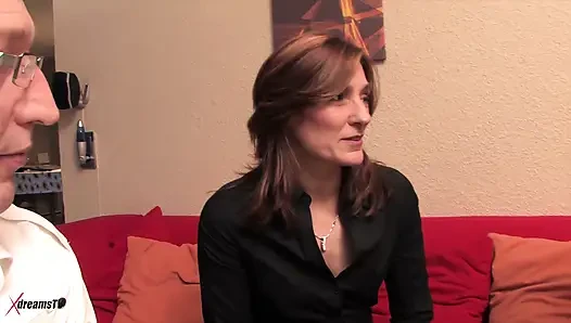 Orta yaşlı çift orta yaşlı seksi seks öğretmeniyle deneyim toplamak için