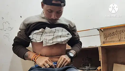 Dukaan ka andar mein maza le raha hai