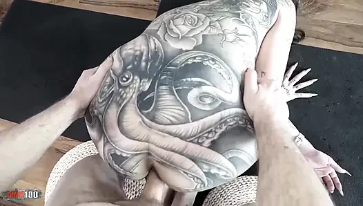 Lexy karma dövmeli Fransız orta yaşlı seksi kadın yoga taytında emiyor ve sert sikişiyor