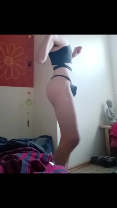 Femboy vücudunu sunuyor