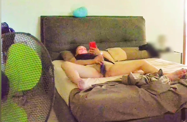 Evli kadın mastürbasyon yaparken telefonda aldatıyor