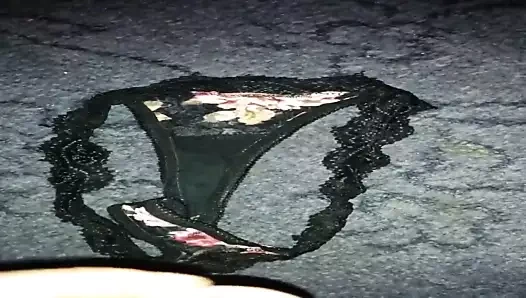 Cum üzerinde kız tanga