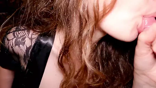 Hangisini seçersin, becer beni mi yoksa futbol mu izlersin?