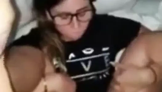 Gözlüklü inek çük alır